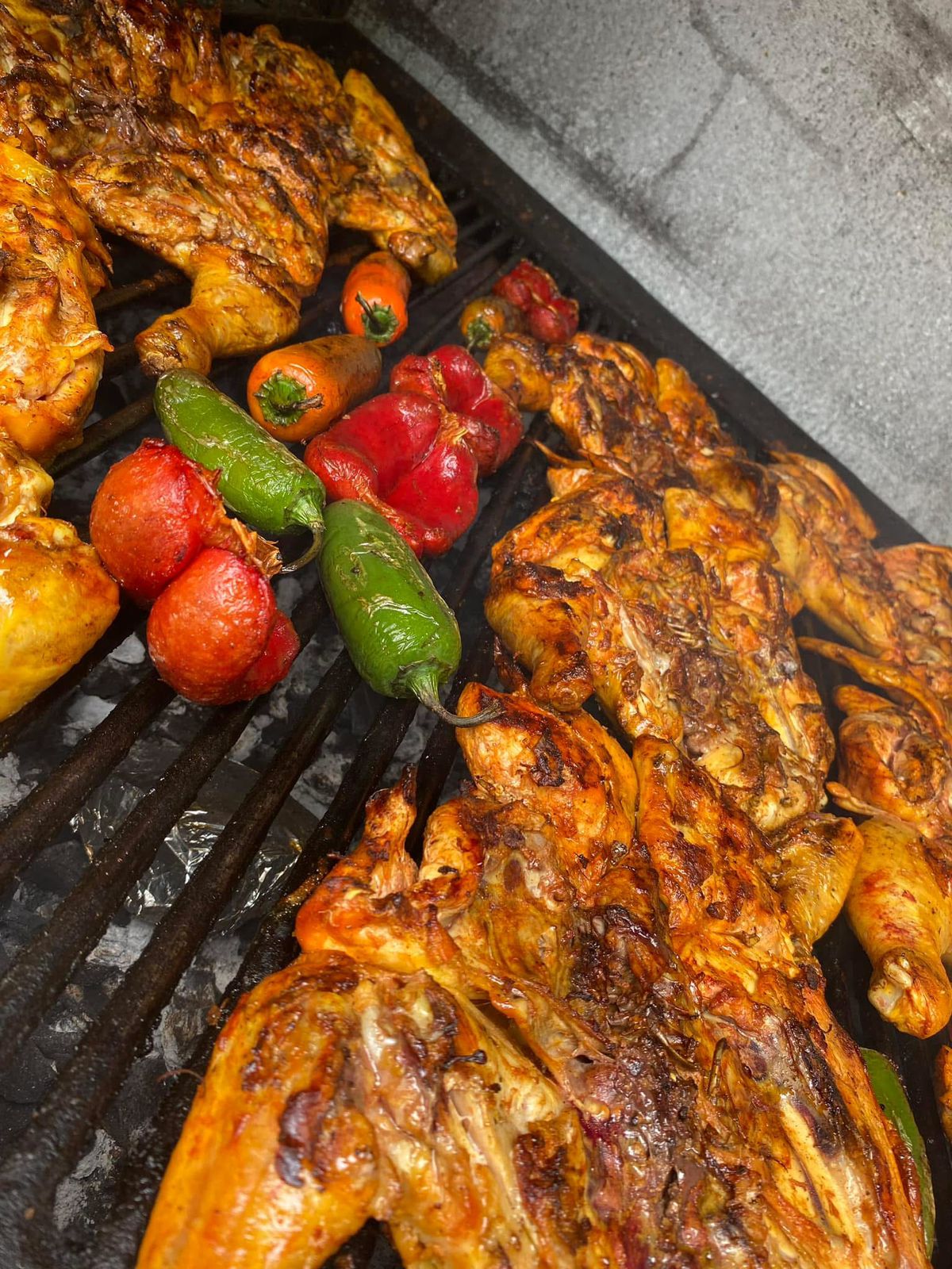 Pollos asándose a la parrilla